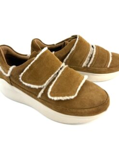 Alternative view of UGG ASHBY SPILL SEAM